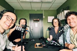 Lasse, Anne, Hanne og Jonathan i podcaststudio
