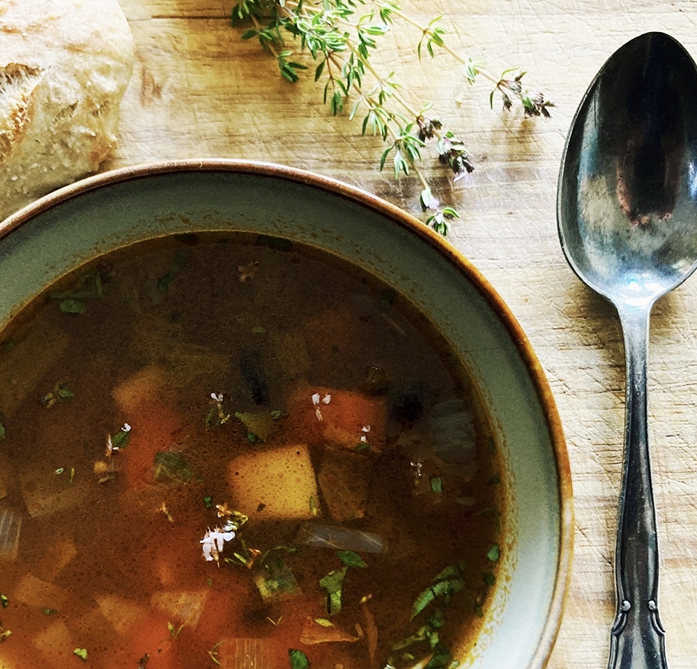 Suppe med ske og frisk timian