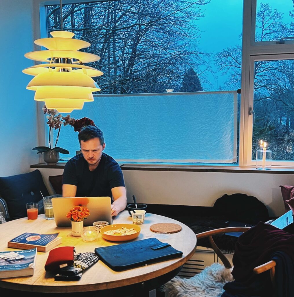 Mikkel arbejder
