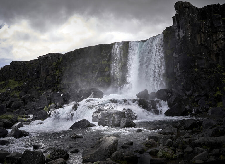 Foto af et vandfald og klipper. Foto: Ulrich Hald