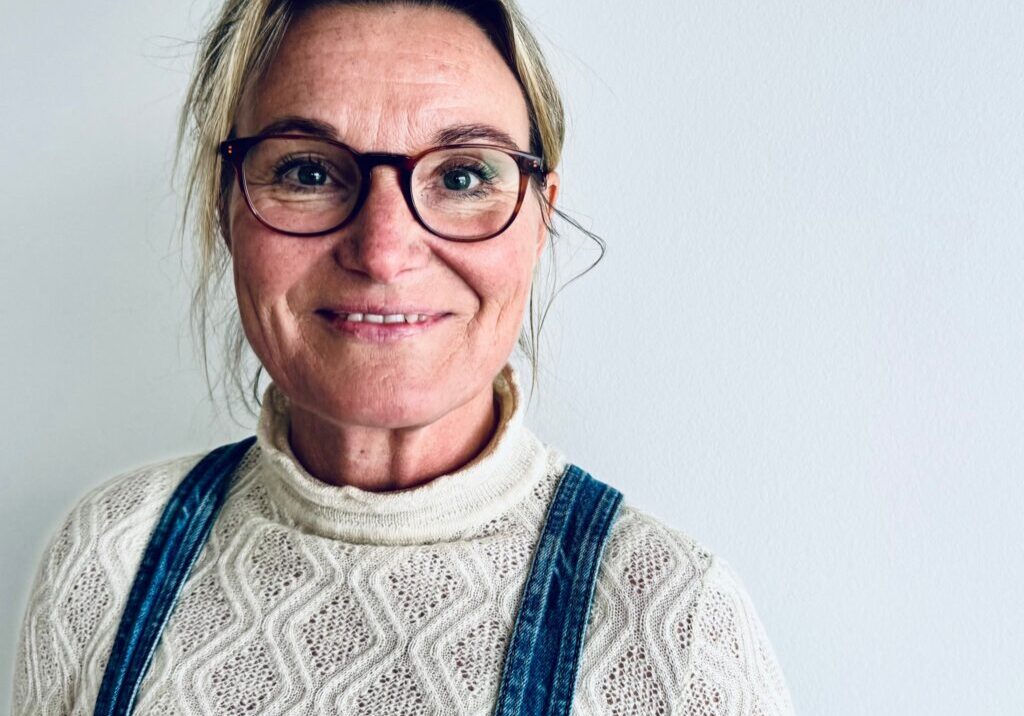 Portræt af Anne Rosenvold, hvid strikketrøje og sælebukser