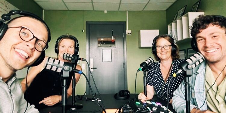 Lasse, Anne, Hanne og Jonathan i podcaststudio