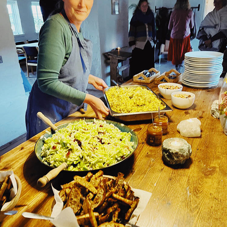 Britta ved buffet med ayurvedisk kitchari