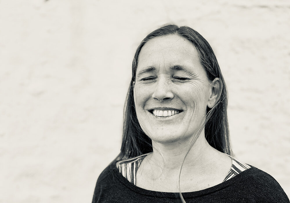 Portræt af Britta der lukker øjnene