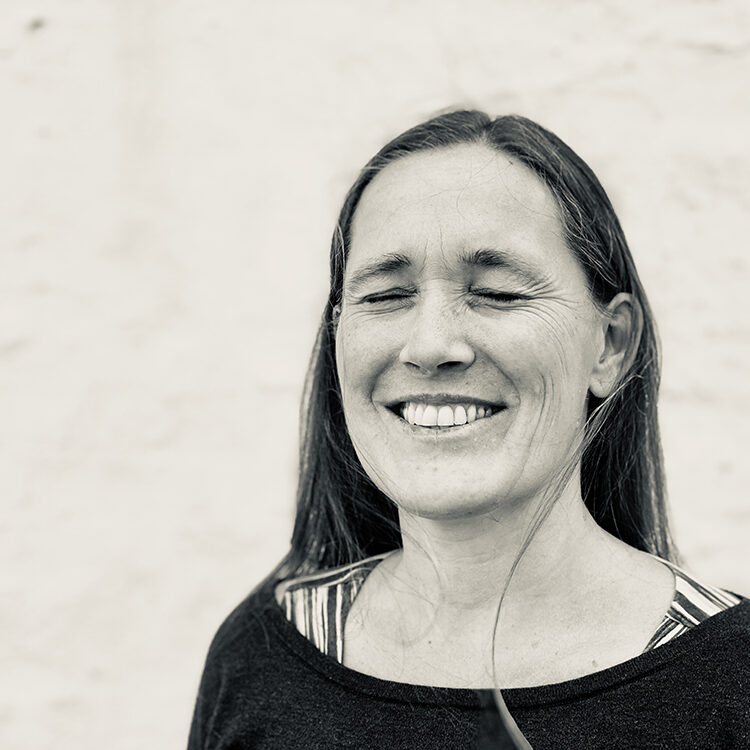 Portræt af Britta der lukker øjnene