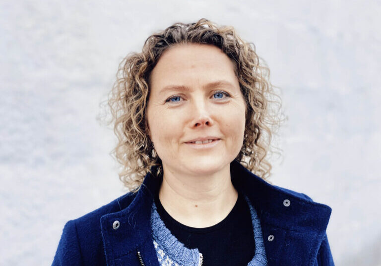 CELINAH MALUE JAKOBSEN: AT VÆRE MED DET SOM ER