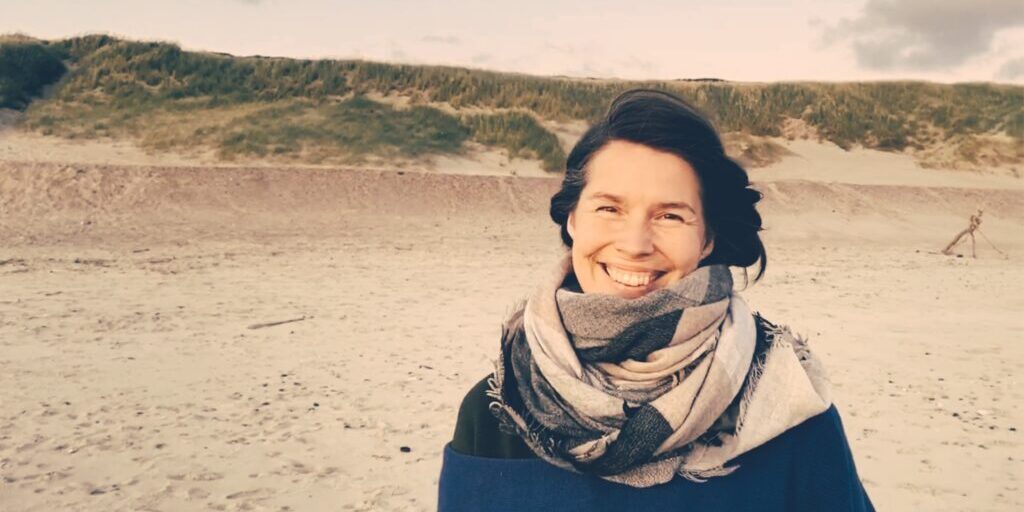 Kvinde (Hanneli) på stranden ved Vesterhavet