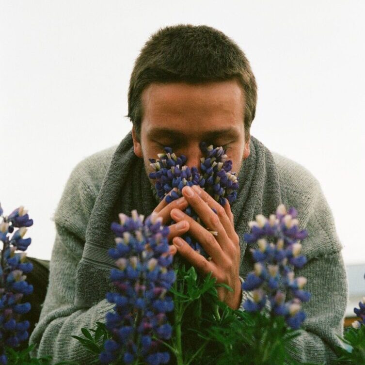 Lasse og blomsterne