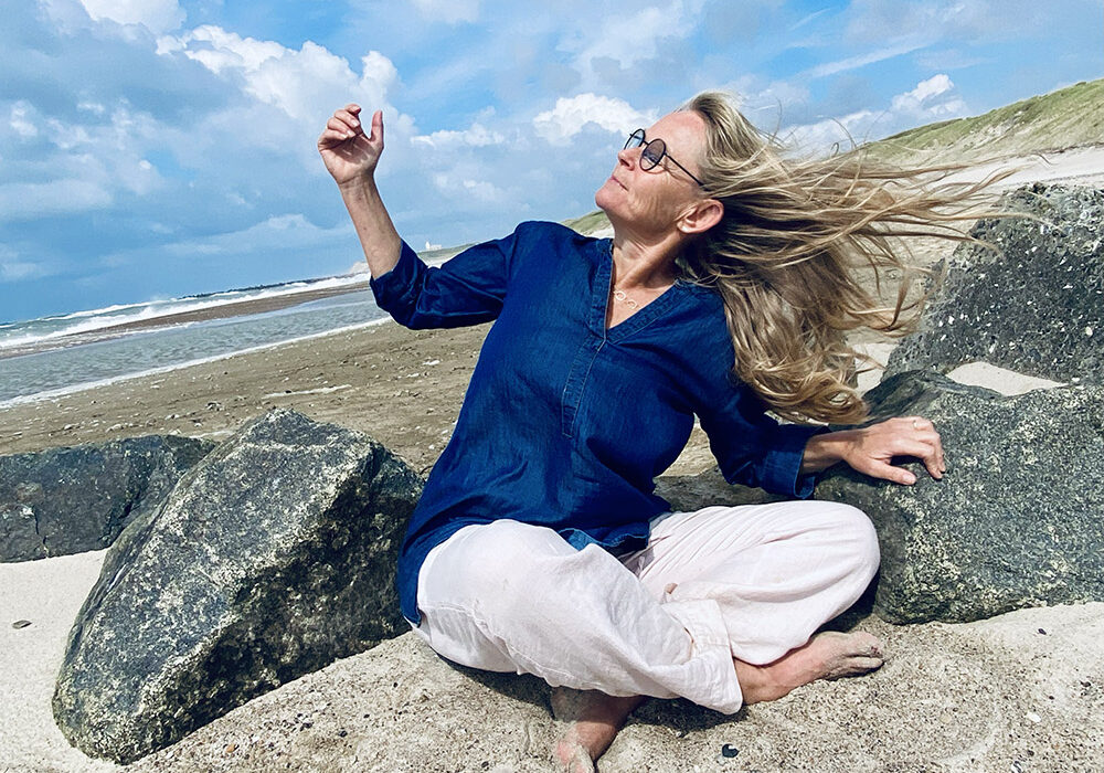 Lotte i vinden ved Vesterhavet
