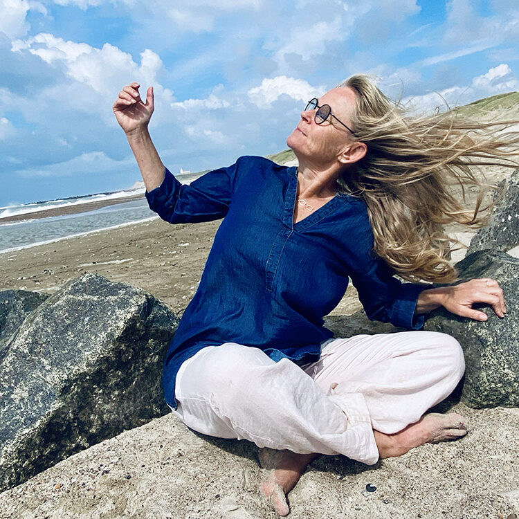 Lotte i vinden ved Vesterhavet