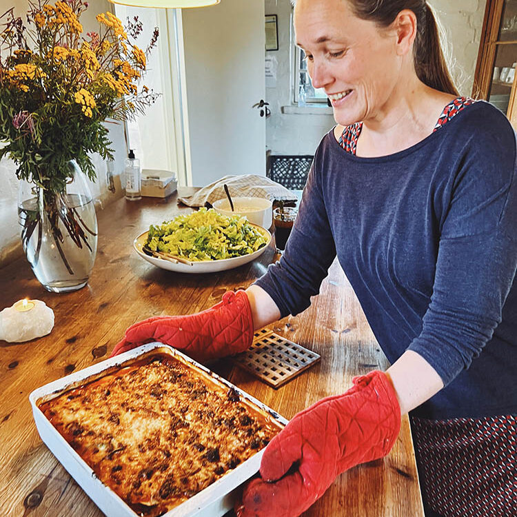 Britta serverer mousaka
