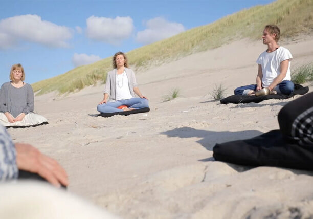 Still43_strandmeditatio katrine og celinah