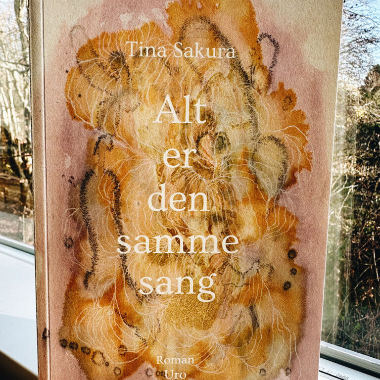 Bogomslaget Alt er den samme sang af den danske forfatter Tina Sakura